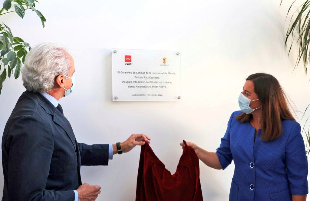 El consejero de Sanidad, Enrique Ruiz Escudero y la alcaldesa de Arroyomolinos, Ana Millán inaugurando el nuevo centro de salud de Arroyomolinos