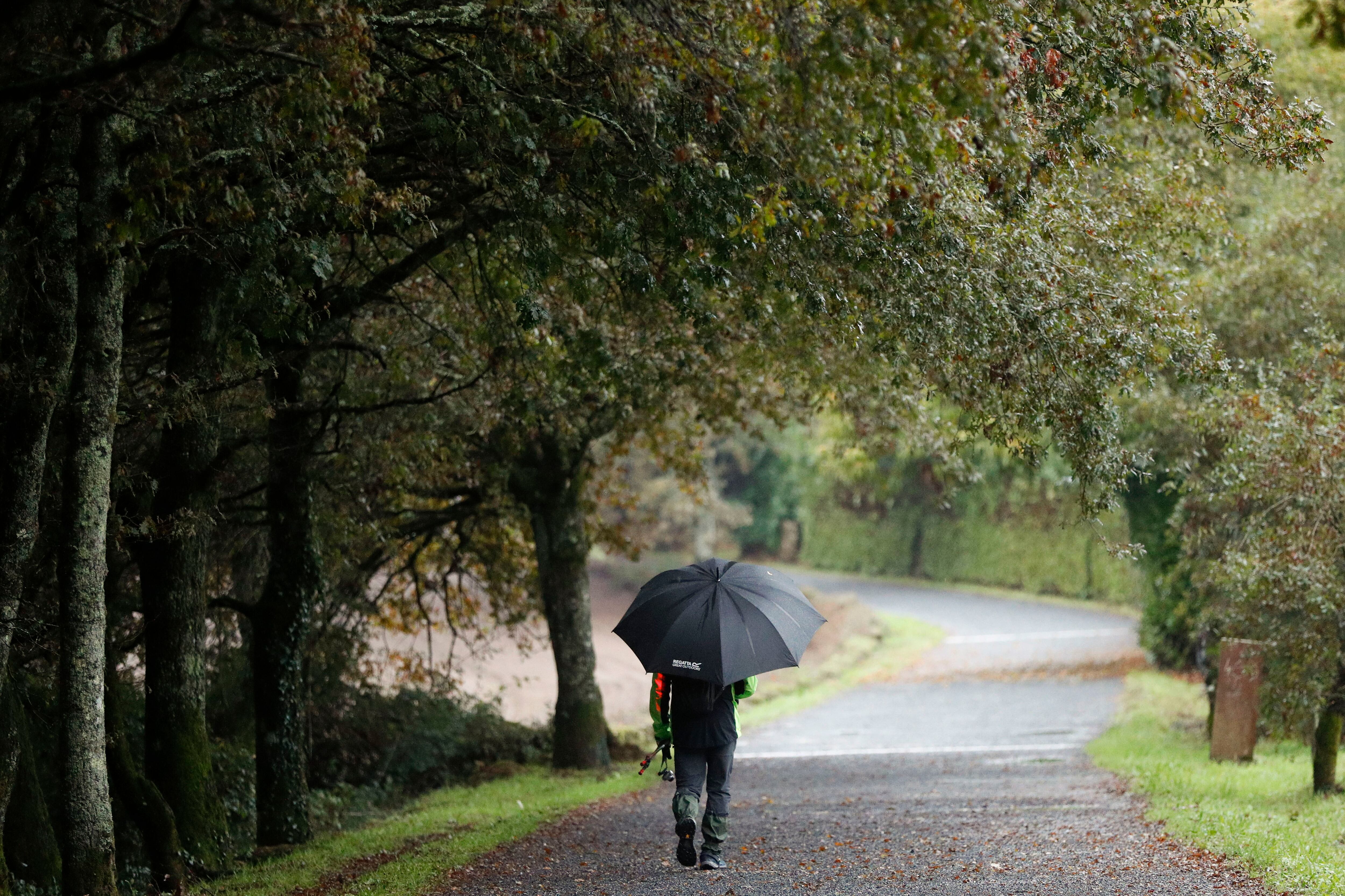 Una persona camina en la localidad de Palas de Rei (Lugo) en una imagen de archivo.