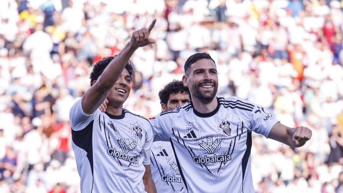 Antonio Puertas celebrando con Jogo el primero de los cuatro al Granada.