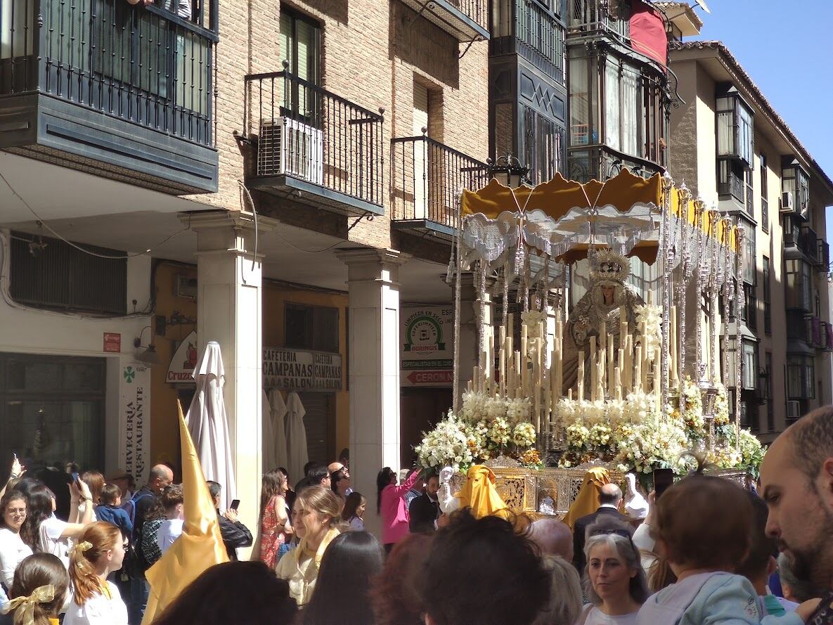 El paso de la Virgen de la Victoria de Jaén, rodeada de personas durante la mañana del Domingo de Resurrección