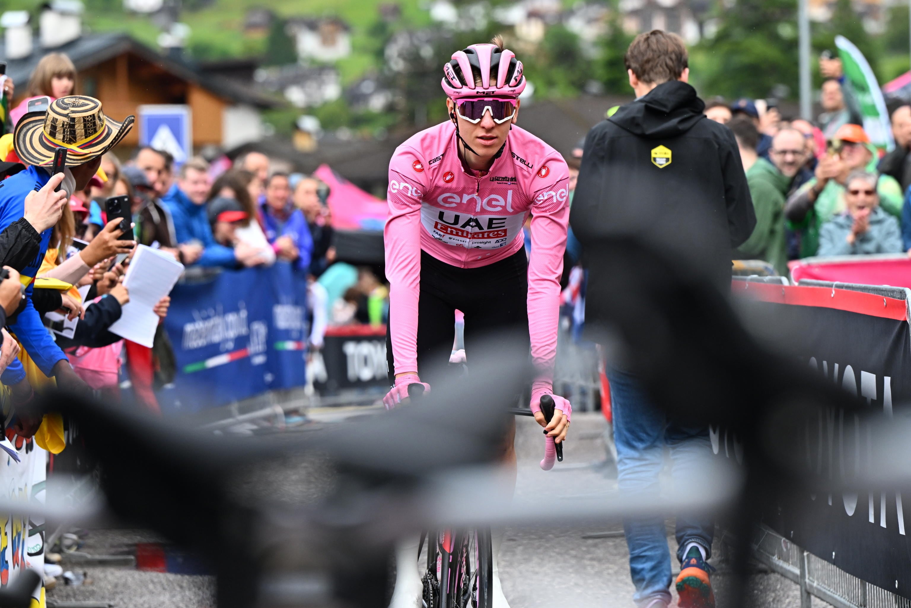 Tadej Pogacar portando la &#039;maglia rosa&#039; en el Giro de Italia