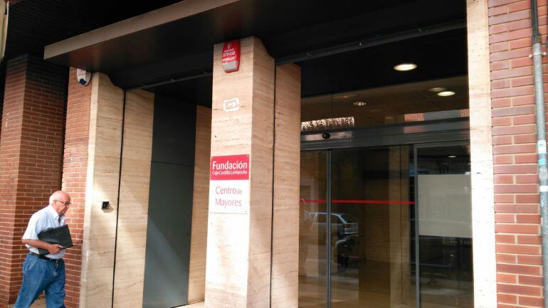 Entrada del Centro de Mayores de la Fundación CCM, en la calle del Carmen de Albacete