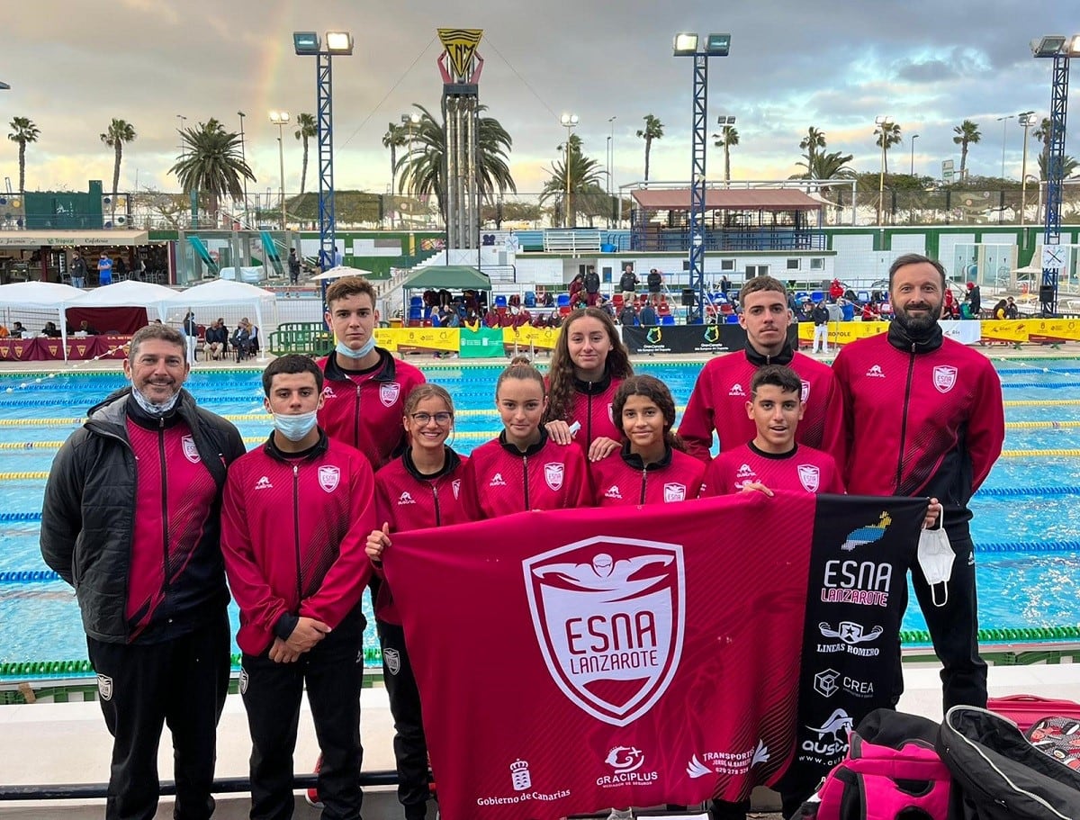 Nadadores y técnicos del ESNA Lanzarote.