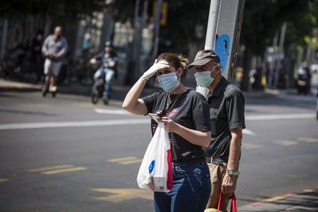 Personas con mascarilla 