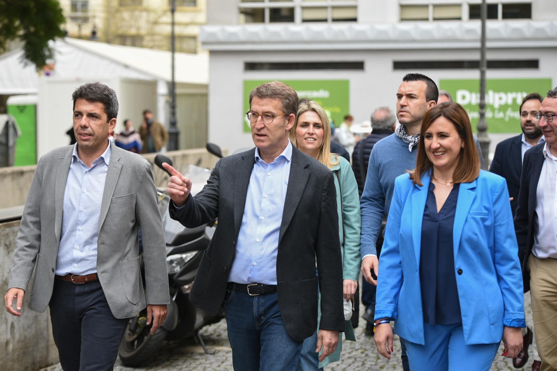 Alberto Núñez Feijóo, en el centro de la foto, acompañado del presidente del PPCV, Carlos Mazon y de la secretaria general del PP, Mª José Catalá