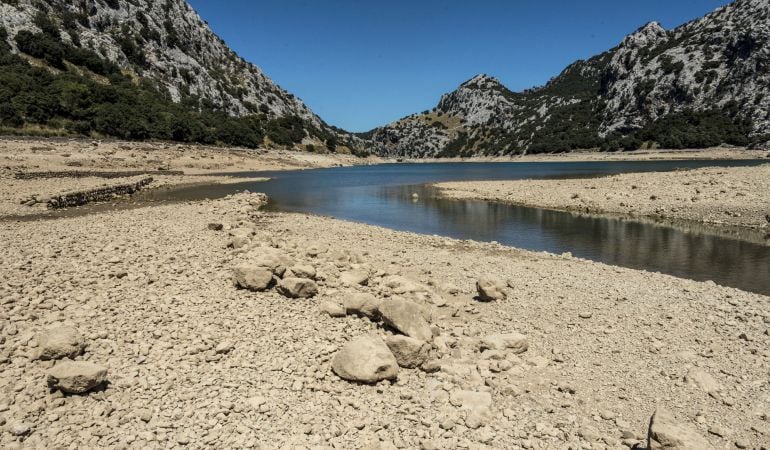 El embalse del Gorg Blau, en la Sierra de Tramuntana, en mínimos de su capacidad. 