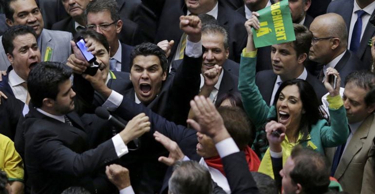 Diputados de la Cámara brasileña celebran el resultado de la votación para continuar con el proceso de destitución de Dilma Rousseff