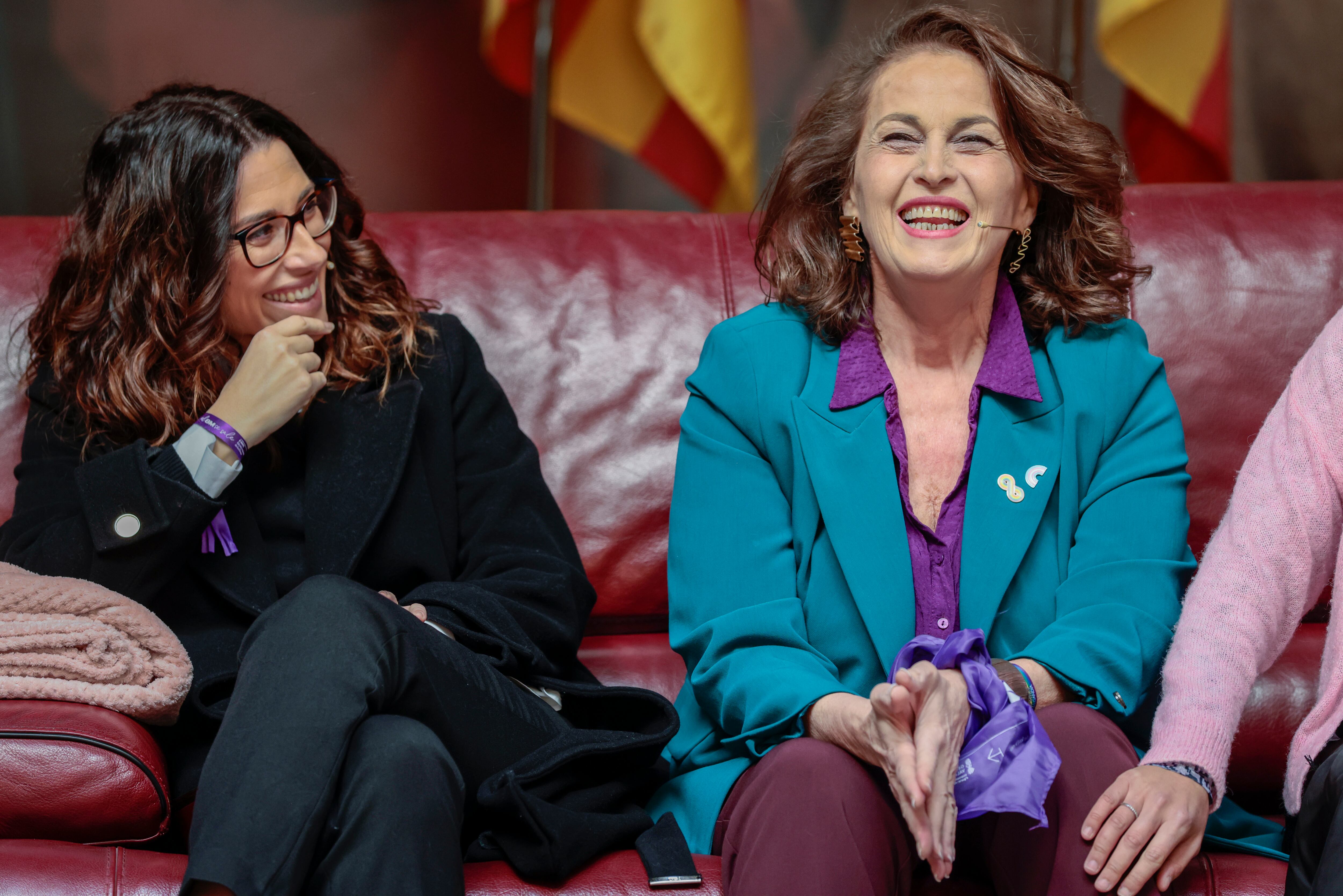 La vicepresidenta y consellera de Igualdad y Políticas Inclusivas, Aitana Mas, y la activista trans, Carla Antonelli, en la presentación de la campaña elaborada por la Generalitat con motivo del Día Internacional de las Mujeres