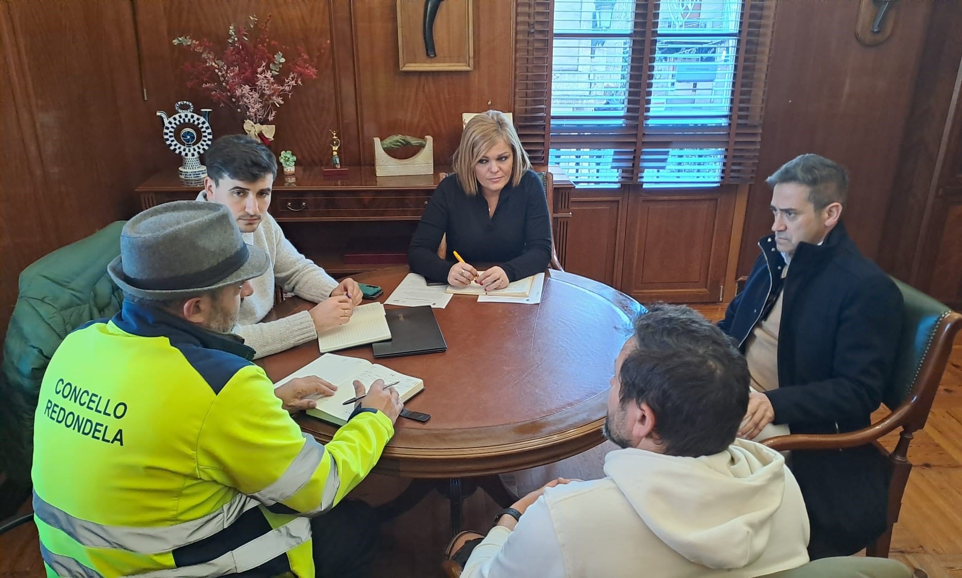 La alcaldesa de Redondela, Digna Rivas, y los concelleiros de Urbanismo, Antonio Cabaleiro, Infraestruturas, Roberto Villar,reunidos con el director del CEIP Laredo, Abraham Domínguez y el presidente
del ANPA, Martín Diéguez