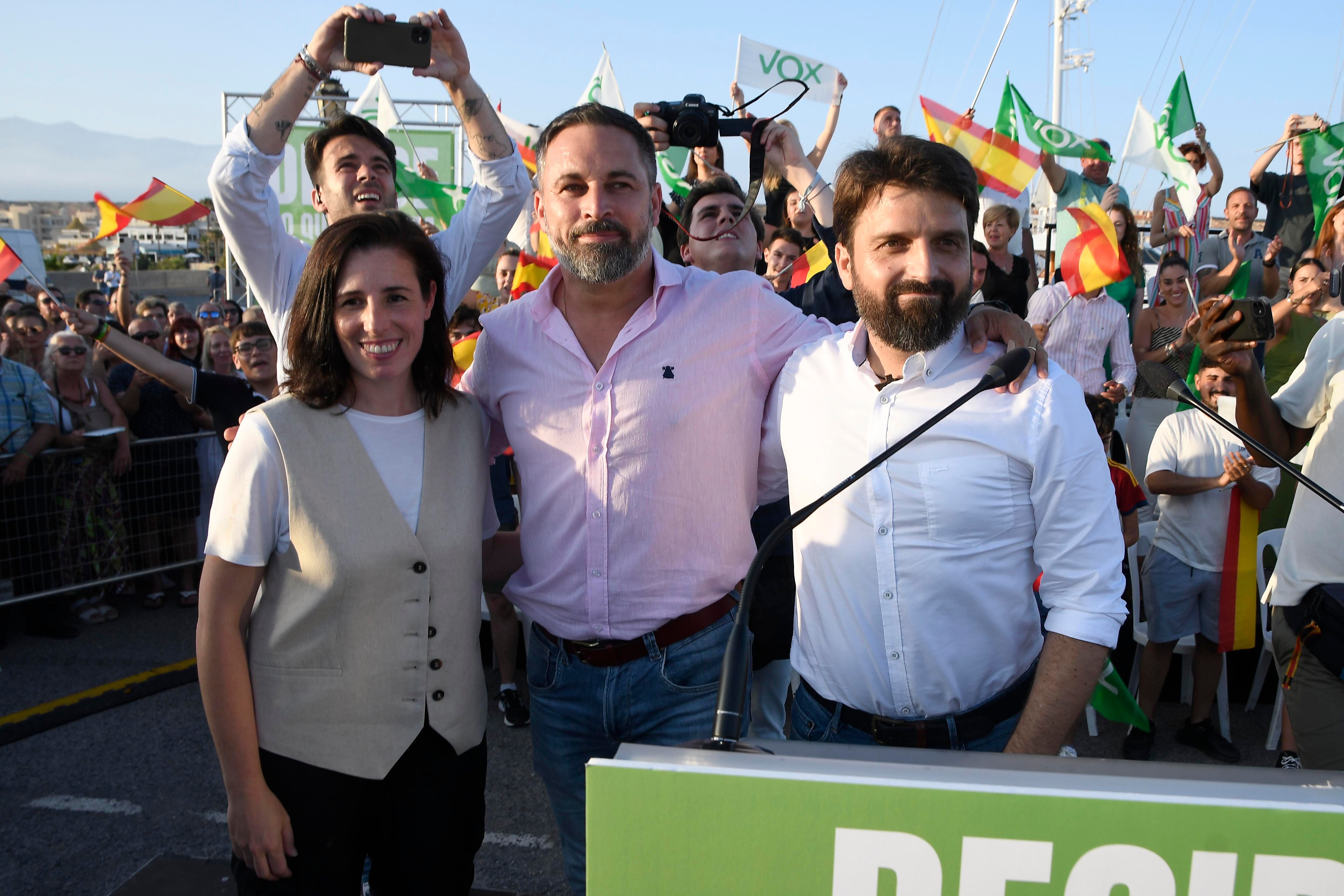 El candidato a la presidencia del gobierno por Vox, Santiago Abascal, junto al coordinador provincial, Juan Francisco Rojas (d), y la cabeza de lista para el Congreso por Almería, Rocío de Mer (i), en el evento de inicio de campaña este jueves, en el municipio de El Ejido, Almería