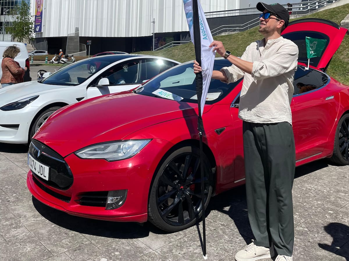 La Universidad pública en Álava avanza en el cargador bidireccional que permitirá a los coches eléctricos abastecer de energía a edificios