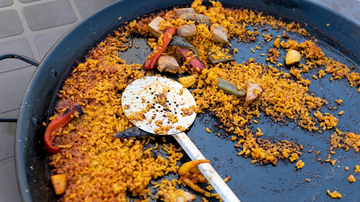 El desconocido truco que sirve para conseguir un socarrat perfecto en la paella