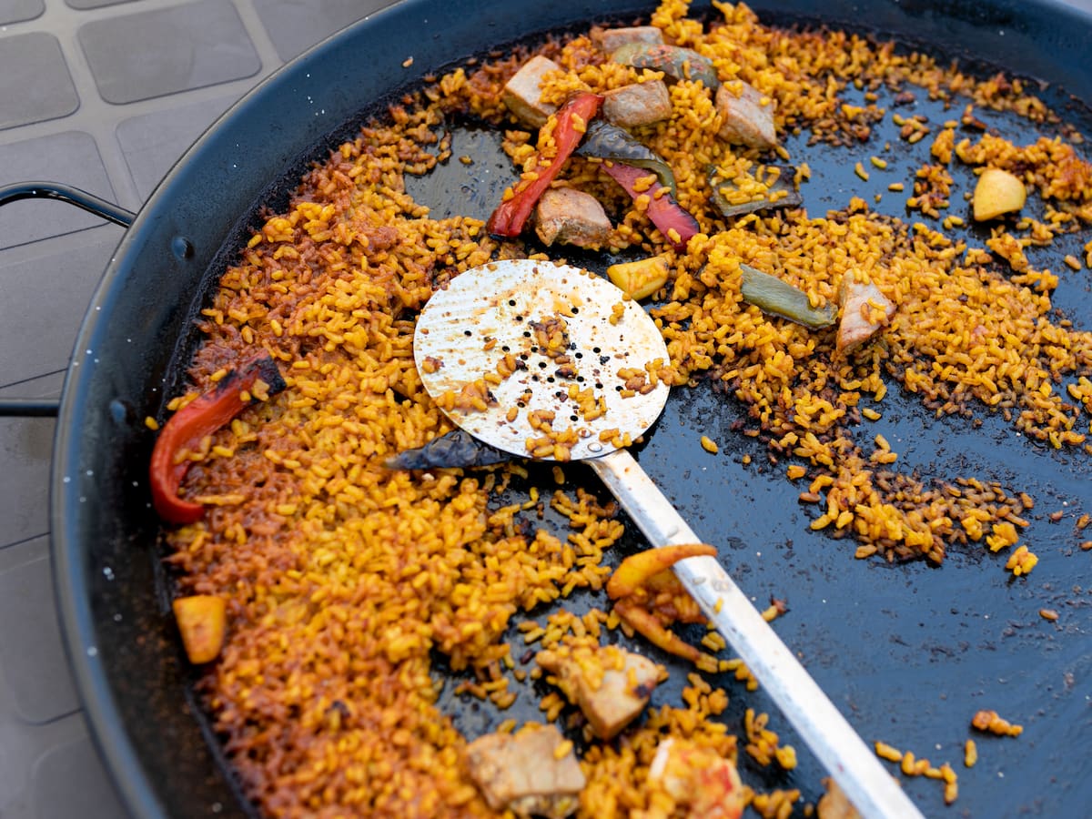 El desconocido truco que sirve para conseguir un socarrat perfecto en la paella