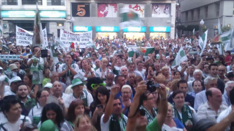 Aficionados manifestándose el 2 de julio de 2015 contra el descenso en los despachos del Elche C.F.