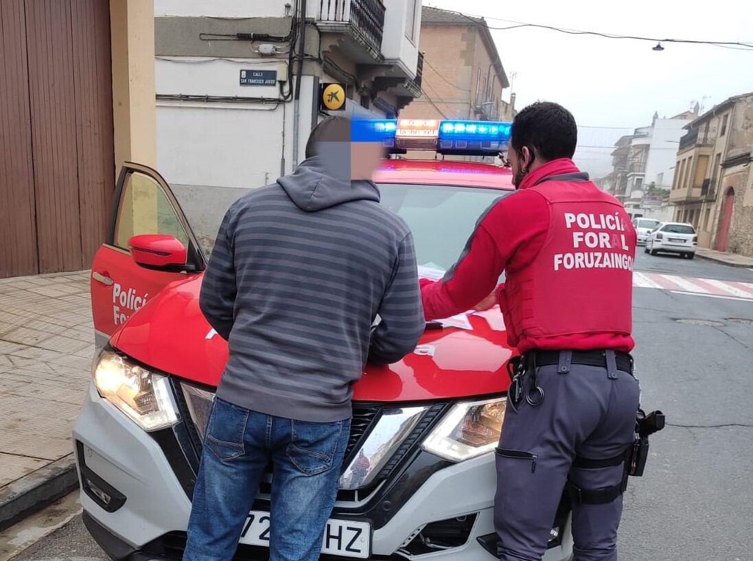 Conducía con 2 niños sin sistemas de retención infantil