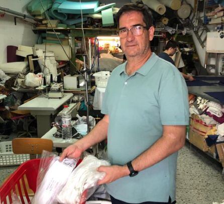 Antonio Zamora en su taller, con las mascarillas.