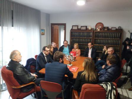 Momento de la reunión previa entre representantes de empresa y Ayuntamiento de Bedmar