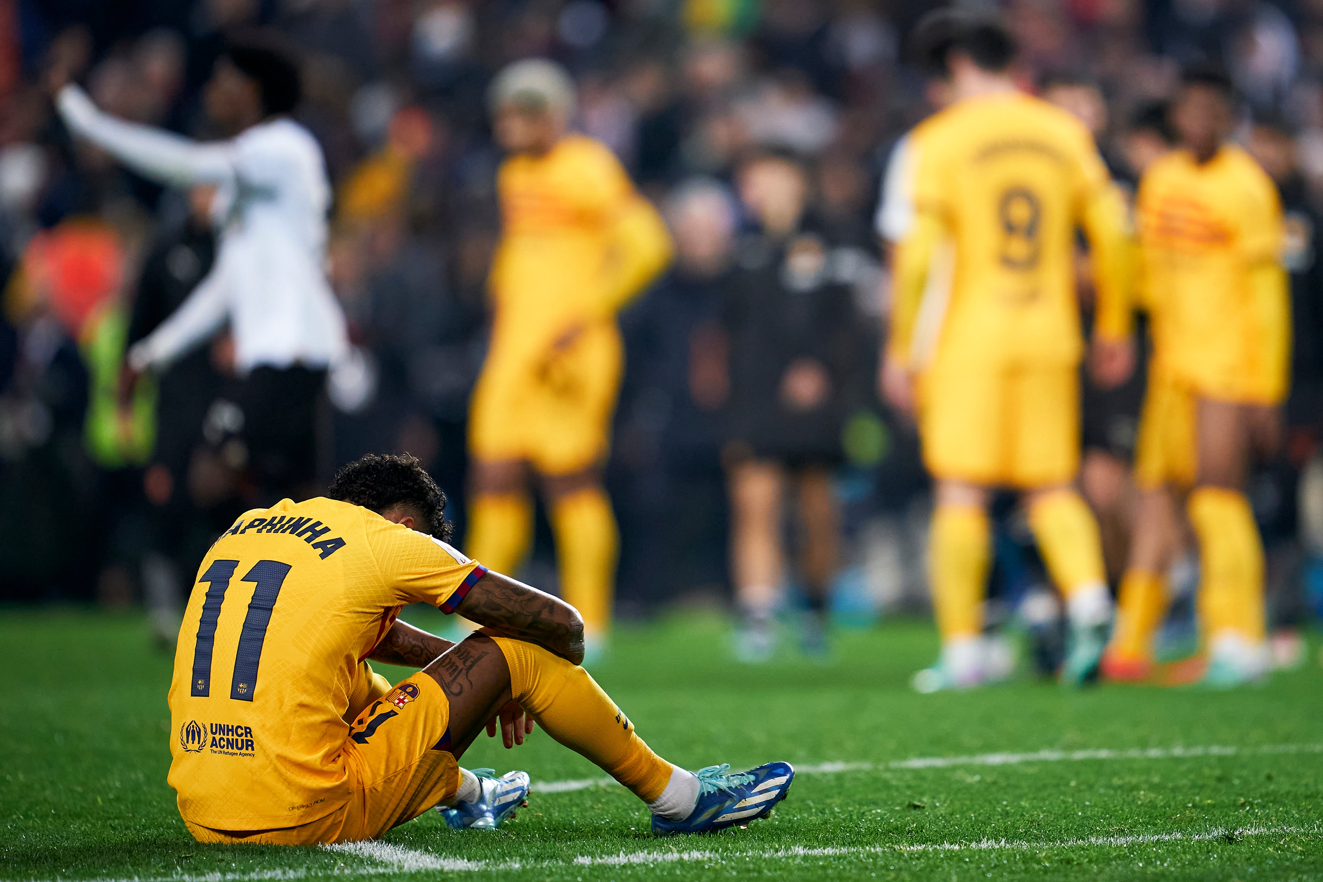 Raphinha se lamenta en Mestalla tras el empate entre Valencia y Barça. (Photo by Manuel Queimadelos/Quality Sport Images/Getty Images)