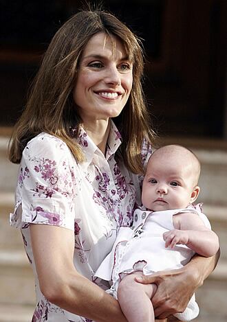 POSANDO. La princesa Letizia sostiene a la pequeña Sofía en la sesión para los fotógrafos en el palacio de Marivent (Palma).