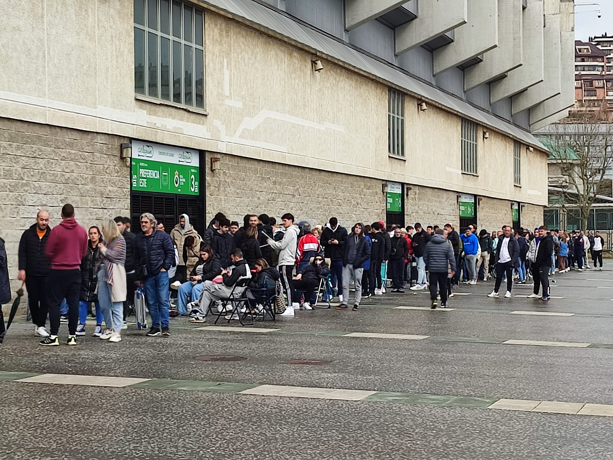 Colas en El Sardinero para comprar entradas para el Sporting - Racing