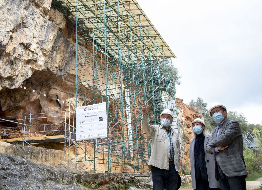 Eudald Carbonell Roura, Belén Martín Sanz, directora territorial de Caixabank Castilla y León y Javier Gutiérrez González, en los yacimientos de la sierra de Atapuerca 