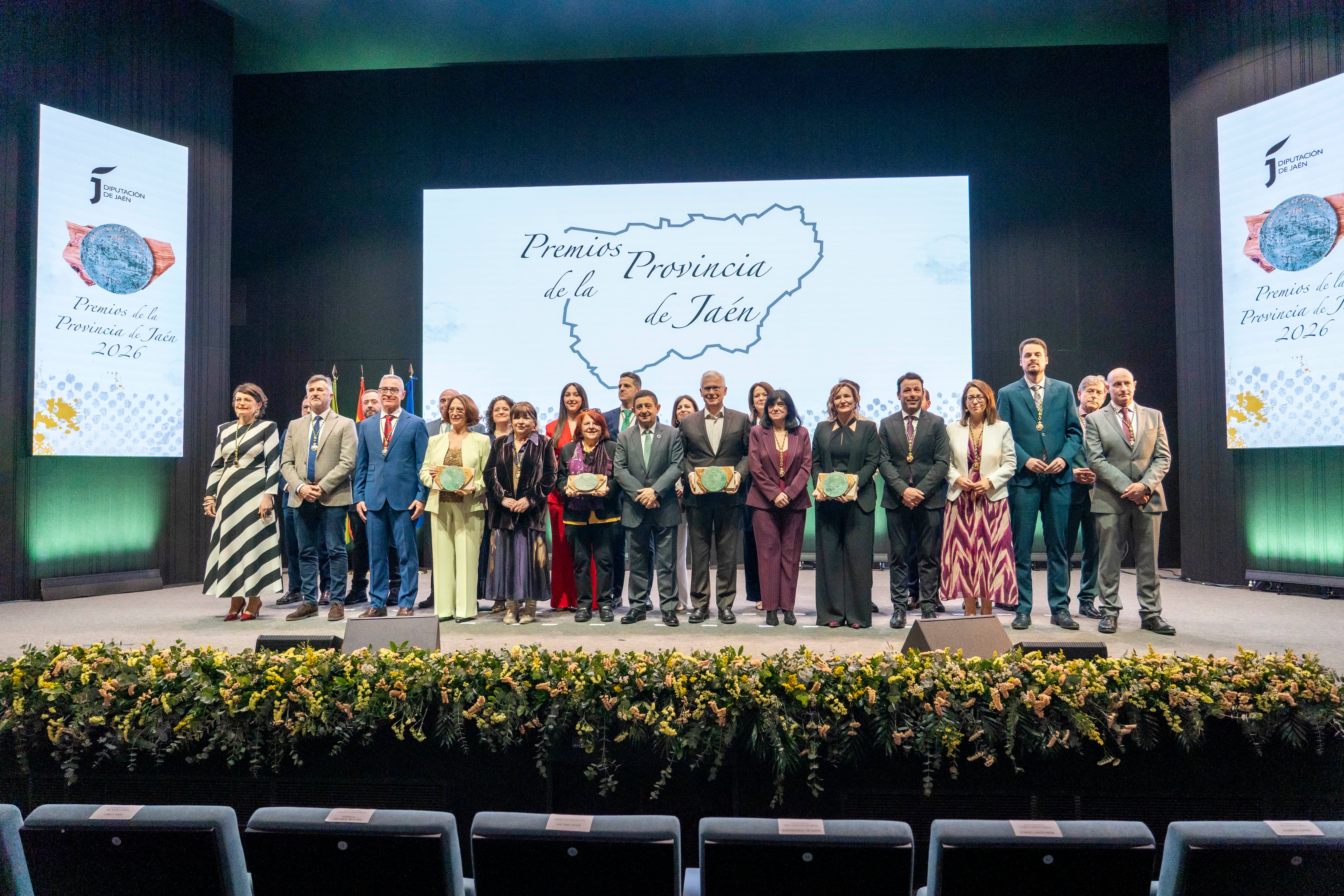 Foto de familia con los reconocidos en  la entrega de premios con motivo del Día de la Provincia
