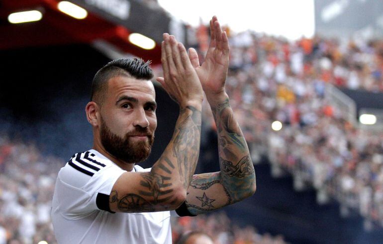 GRA290. Valencia, 08/08/2015. El defensa argentino del Valencia, Nicolás Otamendi, durante la presentación del equipo valencianista antes del encuentro amistoso que disputan esta noche frente a la Roma en el estadio de Mestalla. EFE/manuel Bruque.