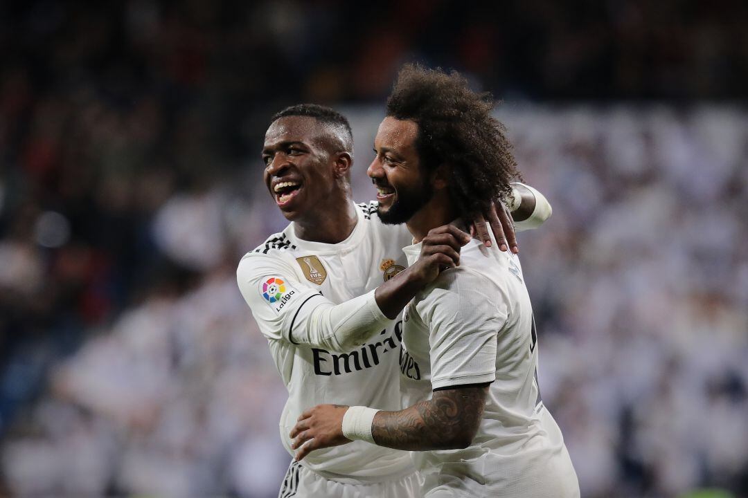 Vinicius Junior y Marcelo celebran un gol con el Real Madrid.