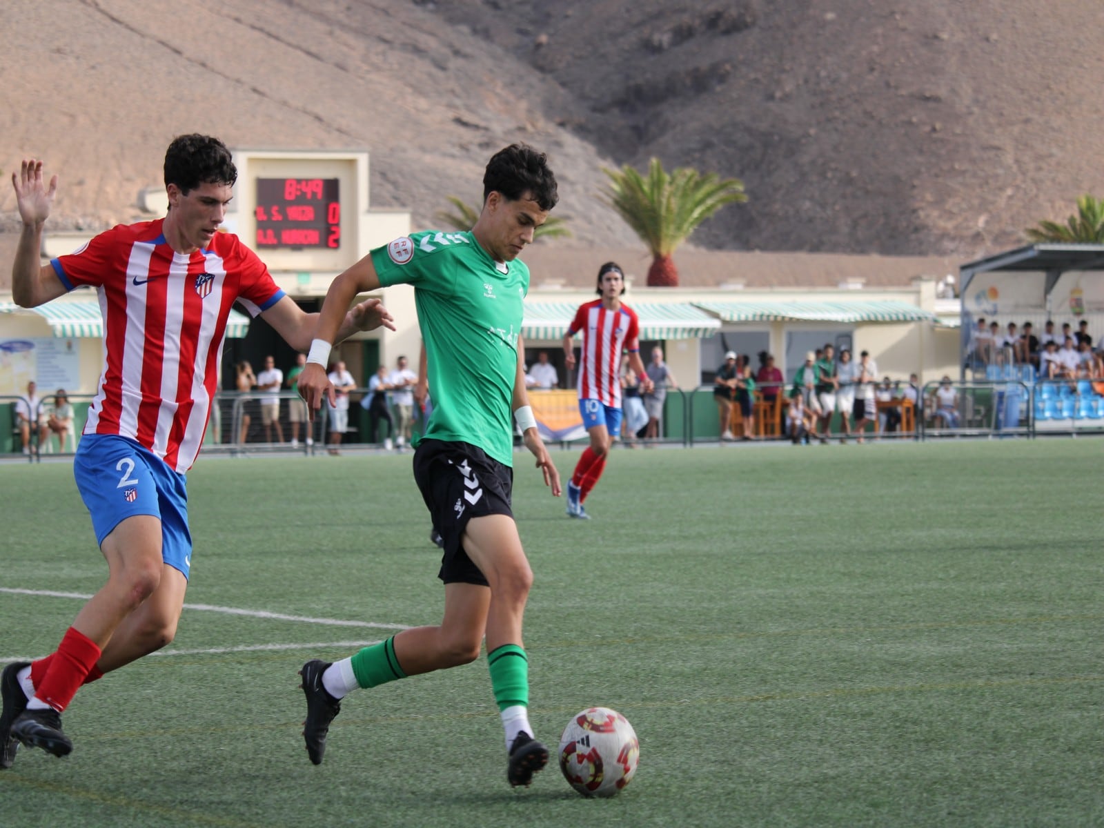 Un jugador del Unión Sur Yaiza conduciendo el balón.