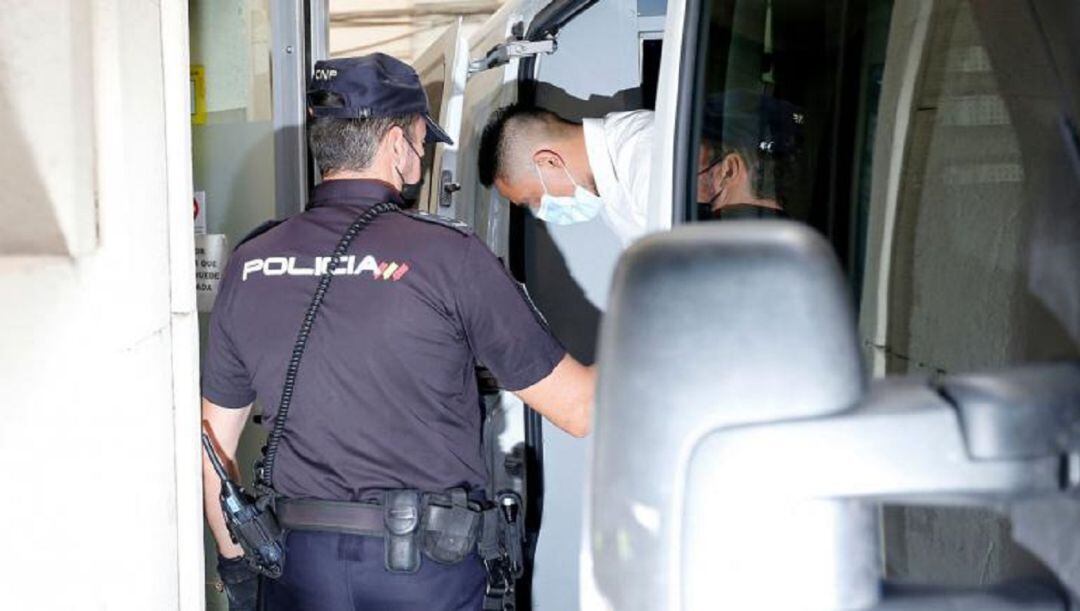 Uno de los acusados entrando al juicio en la Audiencia Provincial