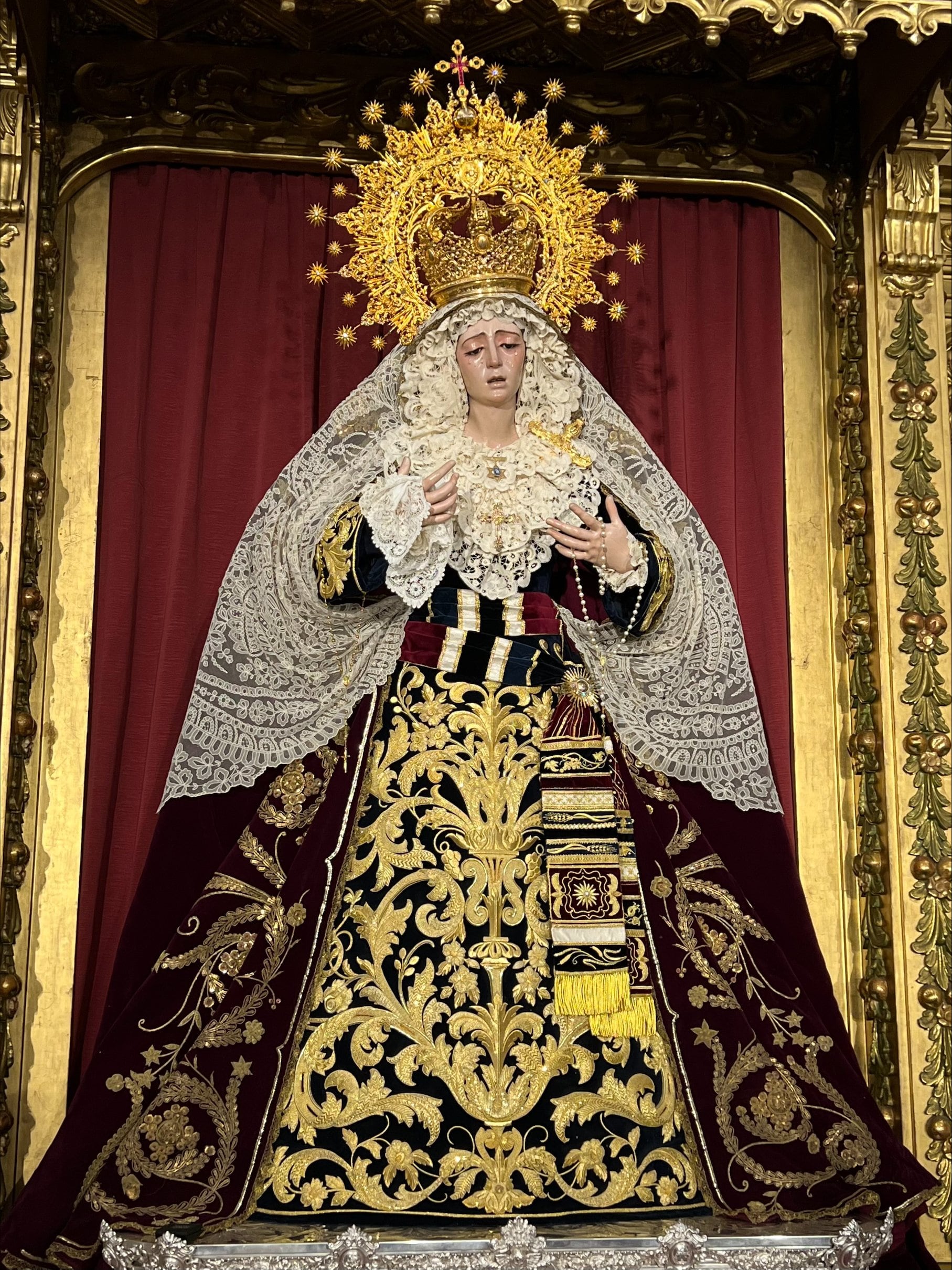 La Estrella, ataviada con mantilla blanca