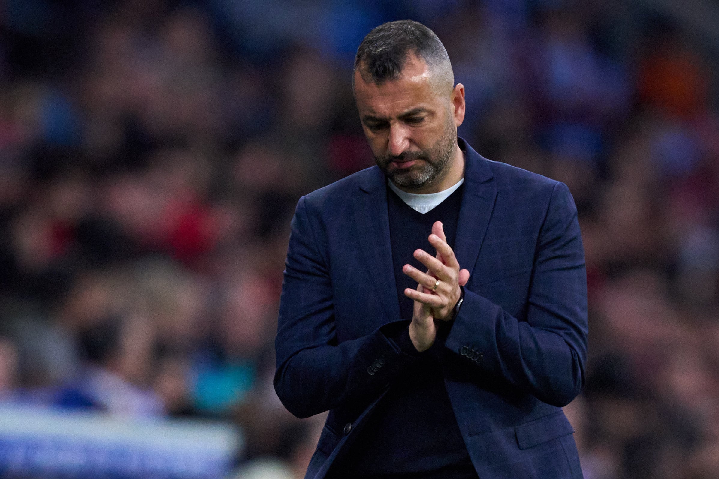 Diego Martínez, hasta este lunes entrenador del RCD Espanyol, aplaude a sus jugadores durante un partido contra el Celta