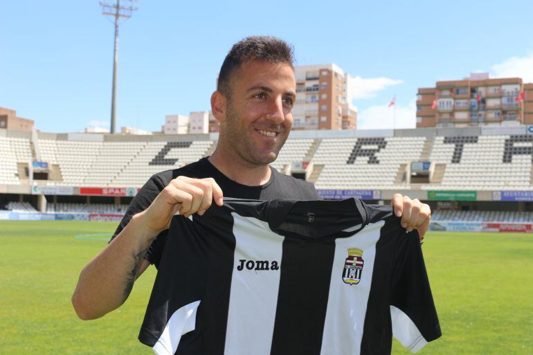 Óscar Rico, primer fichaje del Cartagena, el día de su presentación.