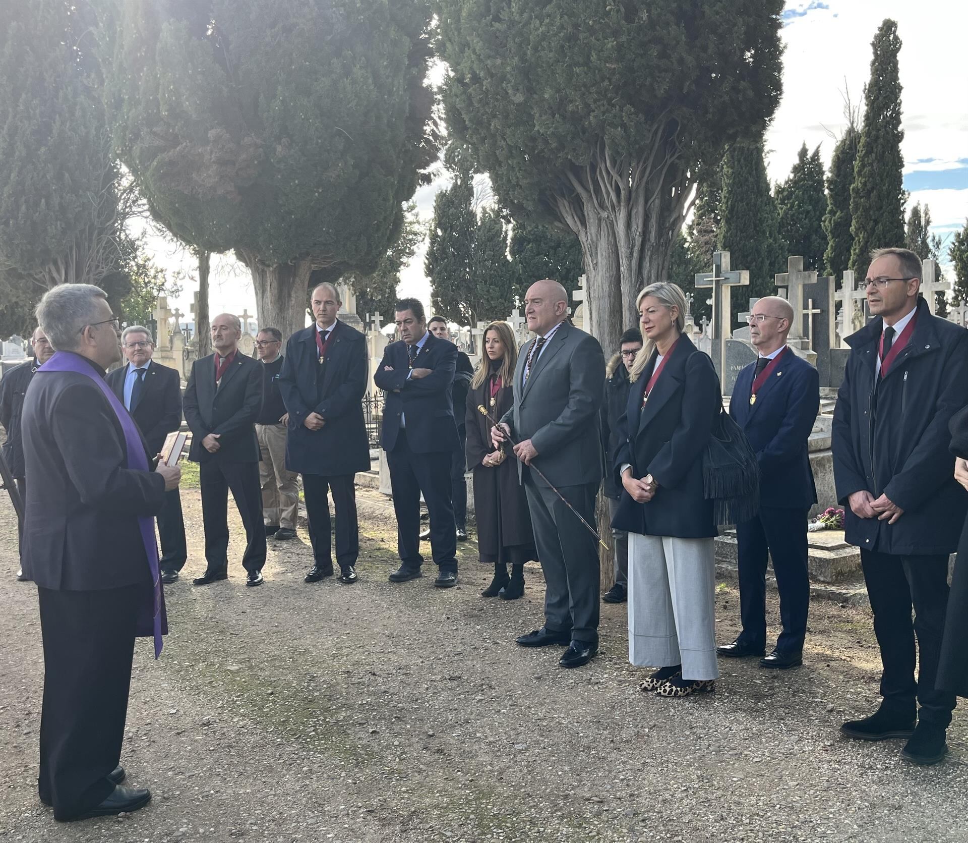 Visita del alcalde Jesús Julio Carnero al cementerio de El Carmen en Valladolid -