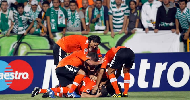 Los jugadores del Valencia celebran uno de los goles frente al Bursaspor turco