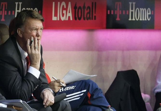 Louis van Gaal, entrenador del Bayern de Múnich, con gesto serio en el banquillo