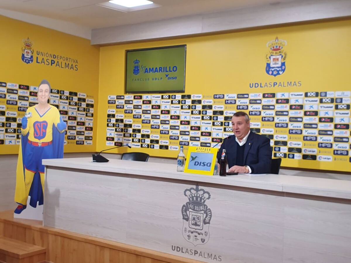 La UD Las Palmas busca sustituto a Viera, pero descarta a Riqui Puig