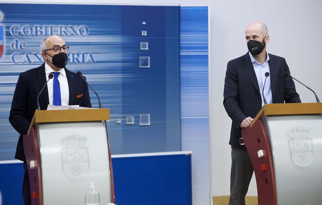 El consejero de Sanidad de Cantabria, Miguel Rodríguez, acompañado del director general de Salud Pública, Reinhard Wallmann.