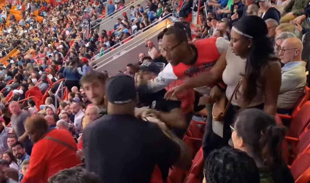 El incidente con los policías del joven gallego en el partido de la NBA en Miami.