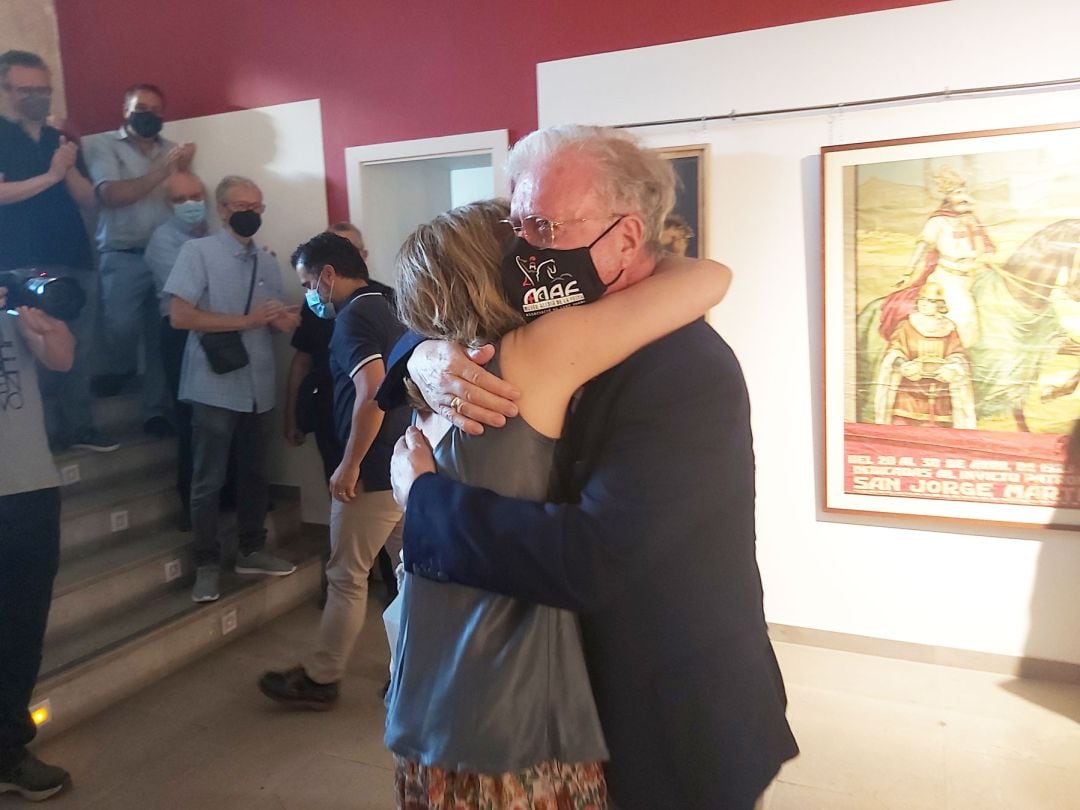 Paco Aznar, emocionado, se abraza a su hija Carmina poco después de la inauguración de la muestra