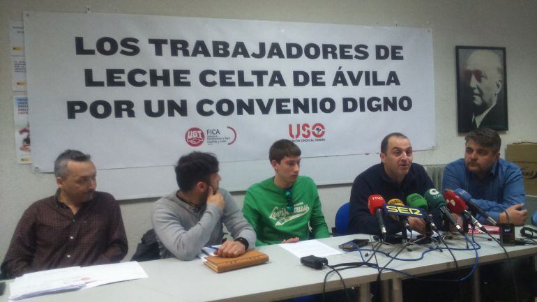 El presidente del Comité de Empresa de Leche Celta explica el conflicto en una rueda de prensa en la que comparecen representantes de los trabajadores y de los sindicatos UGT y USO