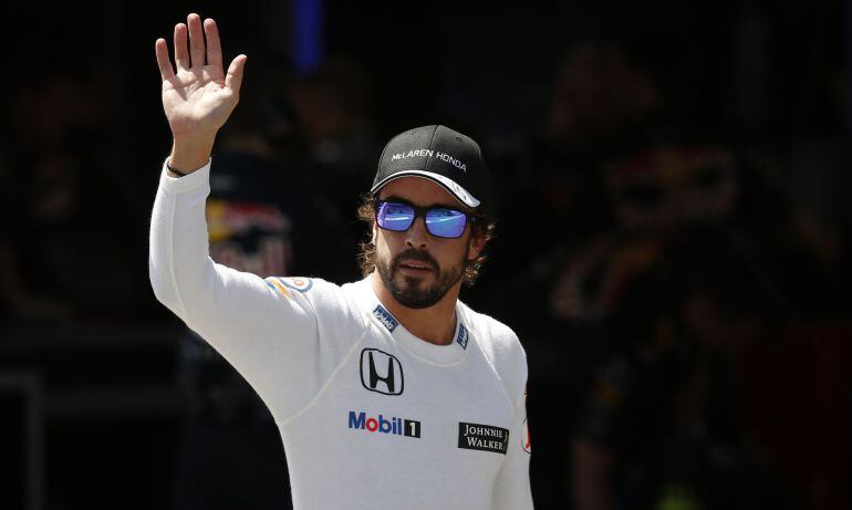 Alonso saluda a los aficionados en Montmeló