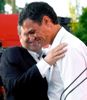 GRA435. MADRID. 22/05/2015.- El líder del PSOE, Pedro Sánchez (d), y el candidato a la alcaldía de Madrid, Antonio Miguel Carmona (i), durante su intervención en el acto electoral de cierre de campaña que los socialistas celebran esta tarde en el Parque d