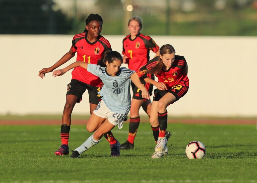 Luna González, jugadora de Zaragoza CFF, vistiendo la equipación azul celeste de la Selección Española