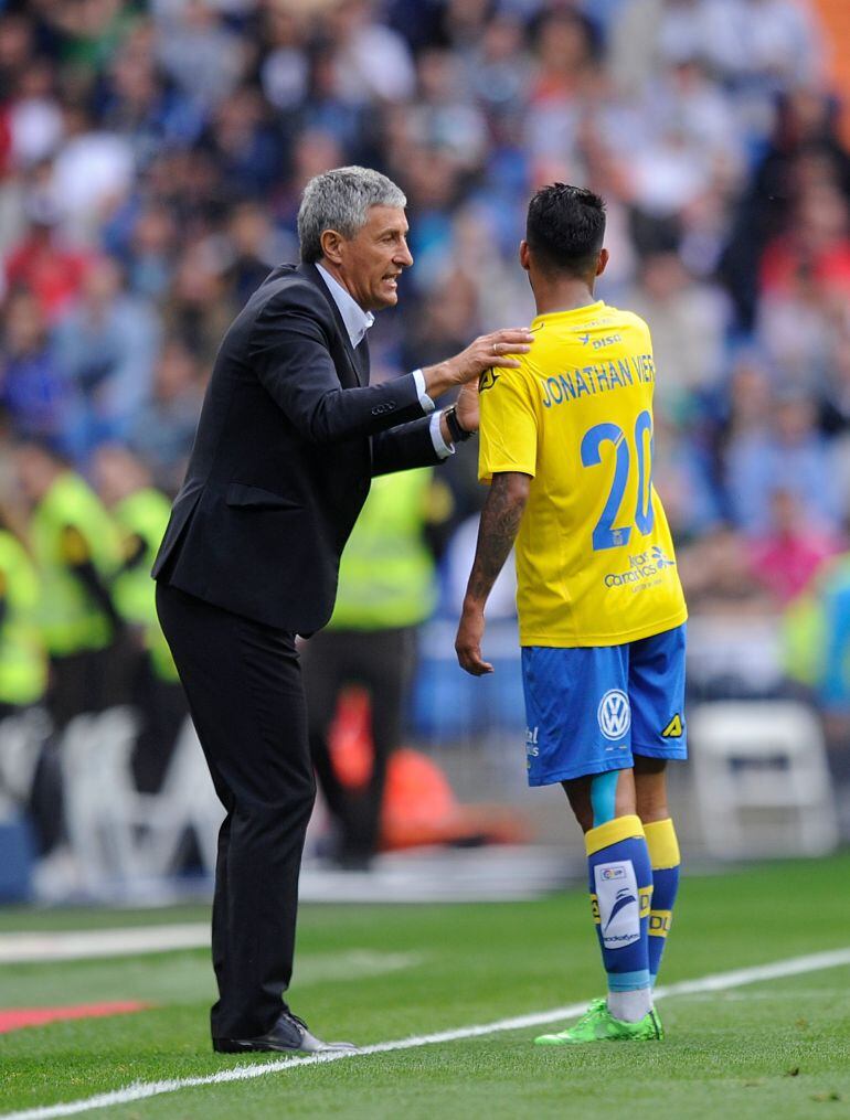 MADRID, SPAIN - OCTOBER 31:  Head coach Quique Setien of UD Las Palmas chats with Jonathan Viera during the La Liga match between Real Madrid CF and UD Las Palmas at Estadio Santiago Bernabeu on October 31, 2015 in Madrid, Spain.  (Photo by Denis Doyle/Getty Images)