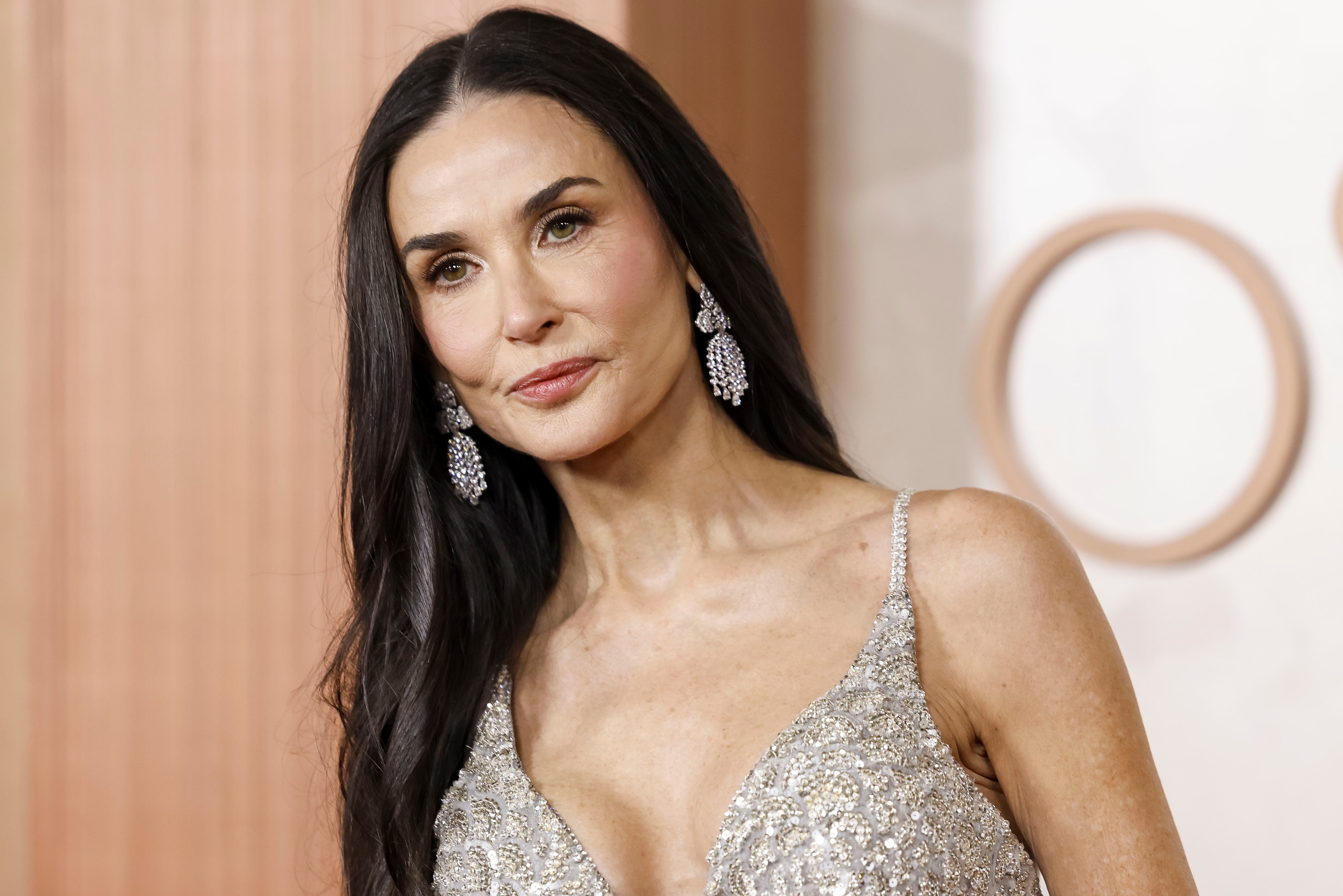 Demi Moore durante la alfombra roja de los Oscar.