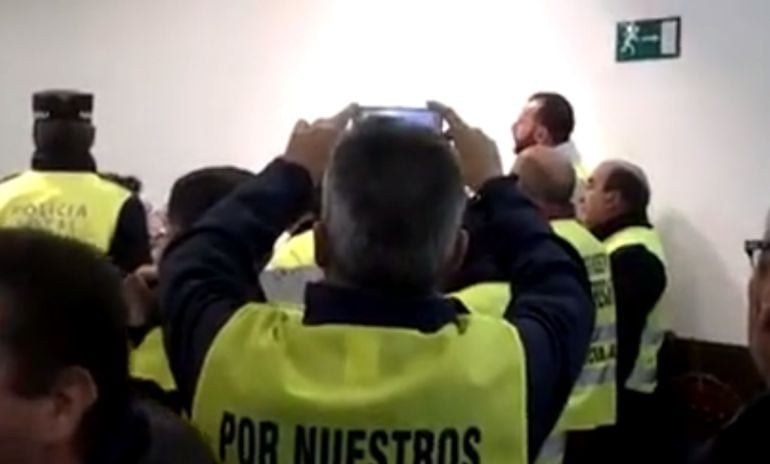 Policías Locales protestan en el pleno de La Línea