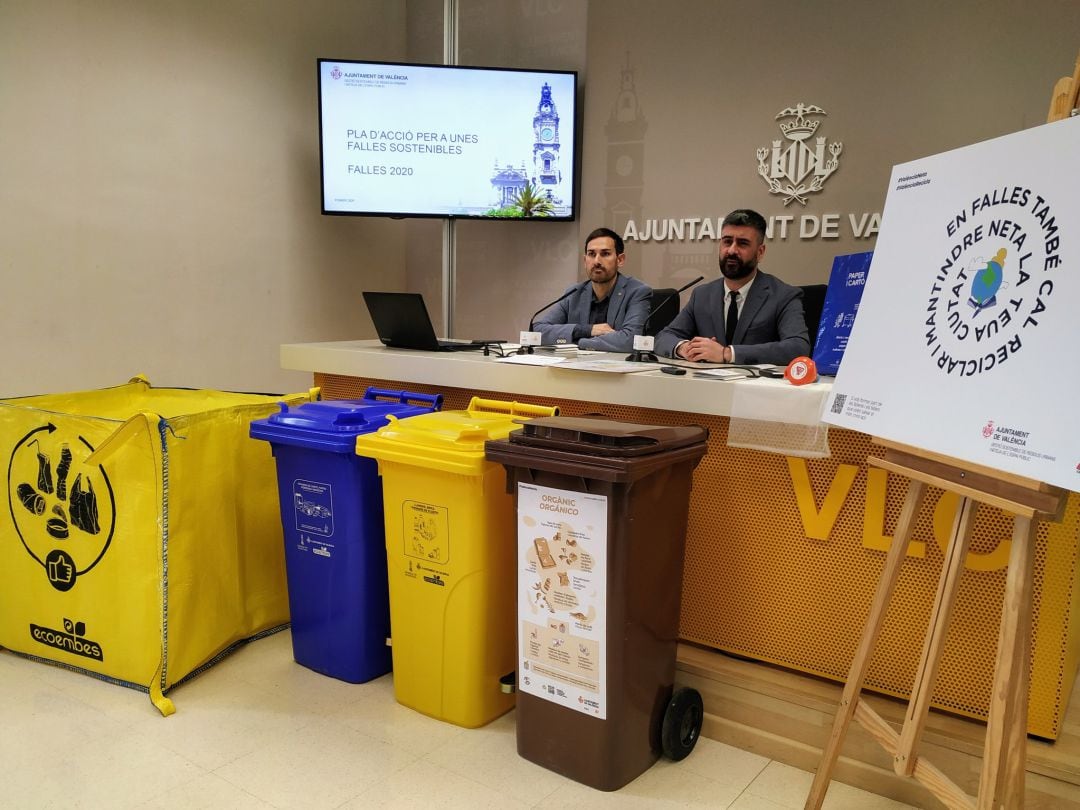 El vicealcalde de València, Sergi Campillo, junto al concejal de Cultura Festiva, Pere Fuset, en la presentación del plan de sostenibilidad para las Fallas 2020.