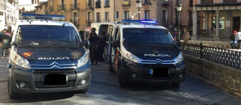 Vehículos policiales en Zocodover (Toledo)