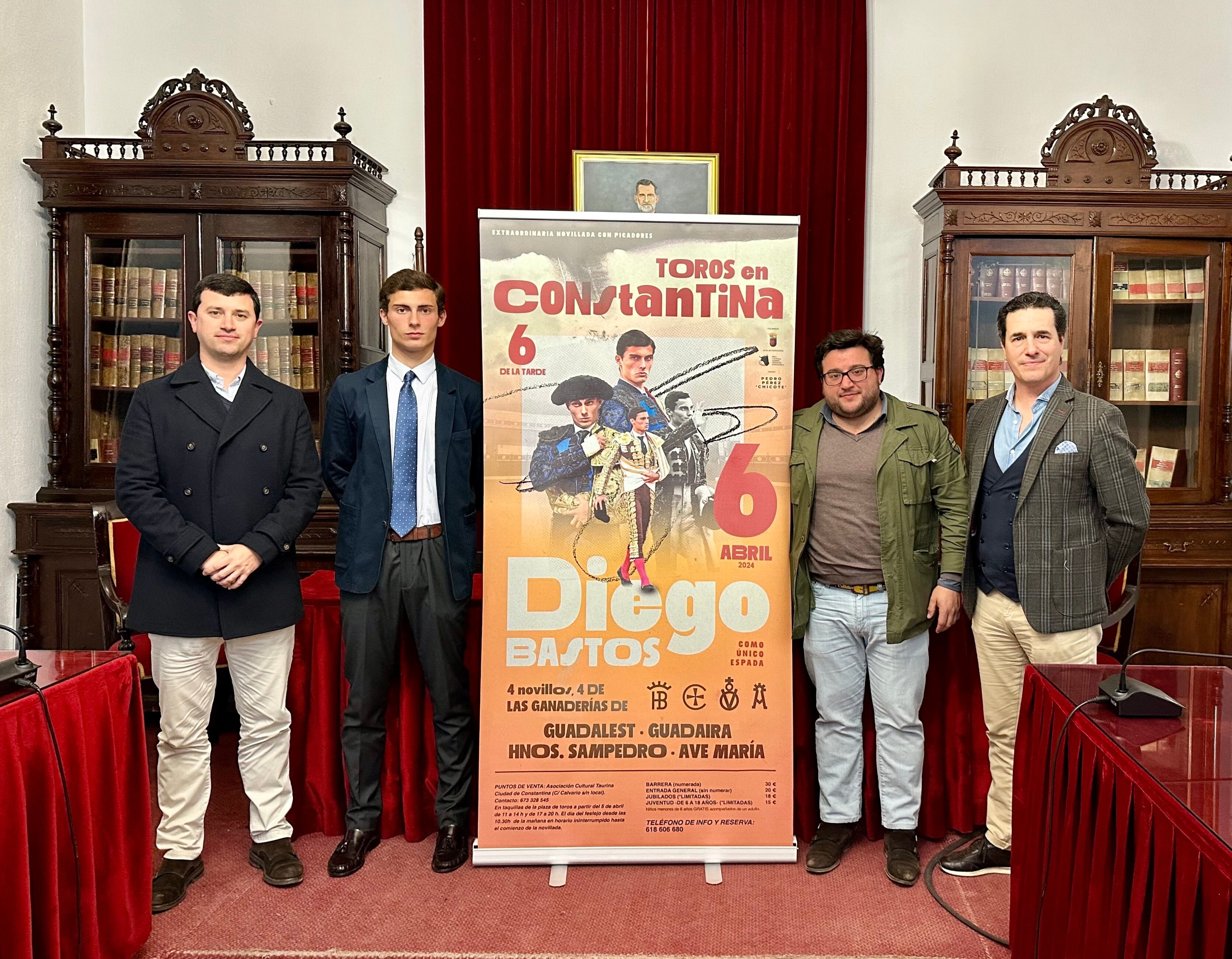 De izquierda a derecha, junto al cartel del festejo del 6 de abril, el alcalde de Constantina, Rubén Rivera Sánchez; el novillero Diego Bastos, el presidente de la Asociación Taurina de la localidad, Fernando Ramón Lira; y el empresario Pedro Pérez &#039;Chicote&#039;